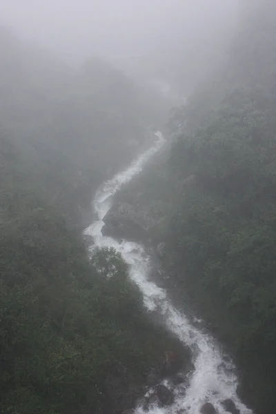 Luftaufnahme Eines Flusses Der Einem Nebligen Tag Durch Die Berge — Stockfoto