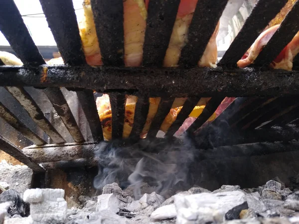 Tiro Bajo Ángulo Comida Parrilla Fuego Que Cocina Aire Libre —  Fotos de Stock