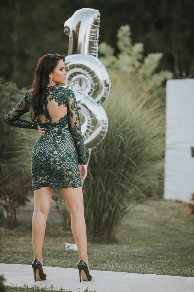 Una Donna Abito Posa Con Palloncini Suo Diciottesimo Compleanno — Foto Stock