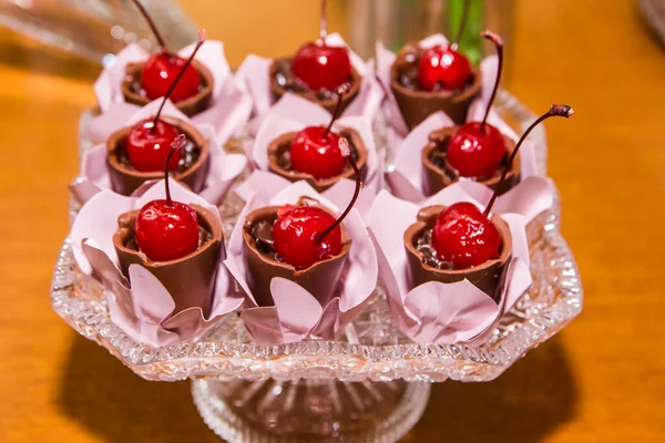 Primer Plano Copas Chocolate Con Cerezas Rojas Brillantes Servidas Jarrón — Foto de Stock