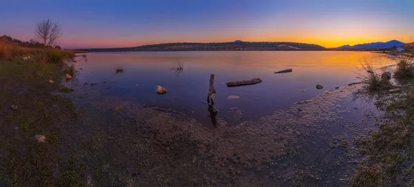 Der Wunderschöne Abendhimmel Spiegelt Sich Wasser Des Sees — Stockfoto