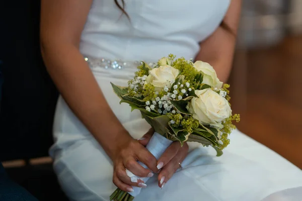 Egy Felismerhetetlen Menyasszony Fehér Ruhában Esküvői Virágcsokorral Kezében — Stock Fotó