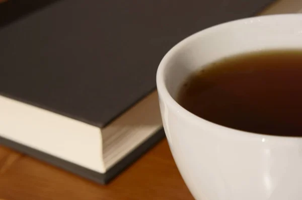 Gros Plan Livre Avec Une Couverture Noire Café Chaud Sur — Photo