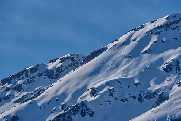 在晴朗的蓝天 美丽的山景被雪覆盖着 — 图库照片