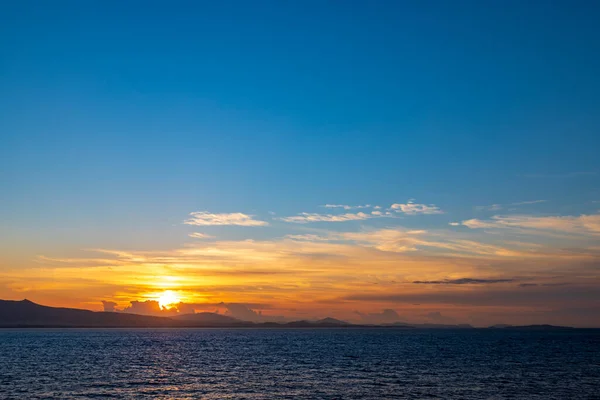 Ένα Όμορφο Ηλιοβασίλεμα Πάνω Από Θάλασσα — Φωτογραφία Αρχείου