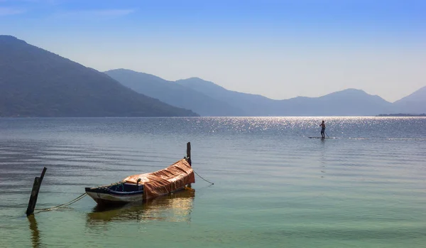 Una Vecchia Barca Parcheggiata Vicino Lago Con Montagne Sullo Sfondo — Foto Stock