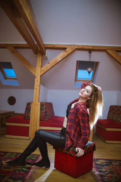 Plan Vertical Une Femme Caucasienne Avec Une Chemise Carreaux Rouges — Photo