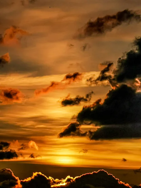 Piękny Widok Zachodu Słońca Niebo Puszystymi Chmurami — Zdjęcie stockowe