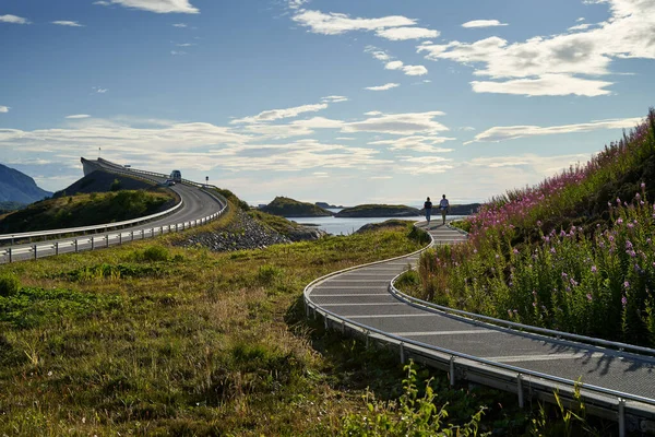 Vevang Norsko Července 2020 Turisté Procházejí Blízkosti Mostu Storseisundet Atlantského — Stock fotografie