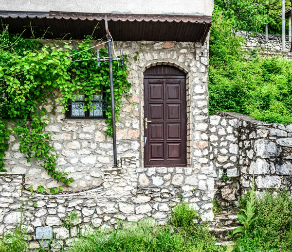 Eine Schöne Landhausfassade Aus Stein Mit Einer Kleinen Holztür — Stockfoto