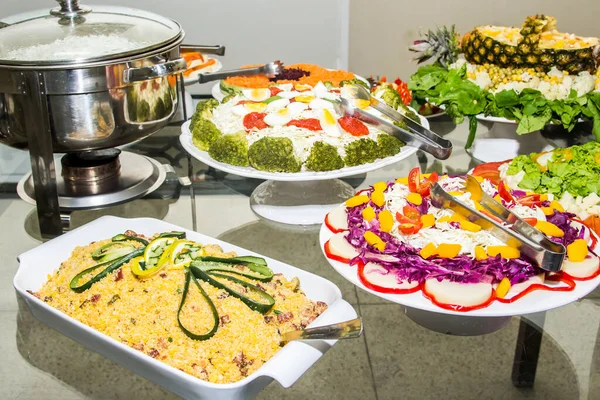Chutný Vegetariánský Stůl Různými Saláty Pokrmy — Stock fotografie
