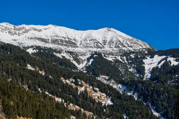 Прекрасный Вид Гору Покрытую Снегом Ясный День Голубого Неба — стоковое фото