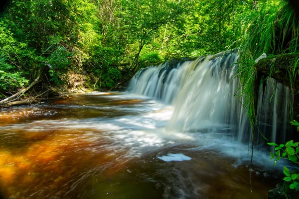 Ein Schöner Blick Auf Das Wasser Das Vom Wasserfall Fließt — Stockfoto