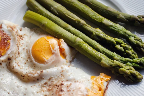 Närbild Bild Hälsosam Frukost Med Stekta Ägg Med Grön Sparris — Stockfoto