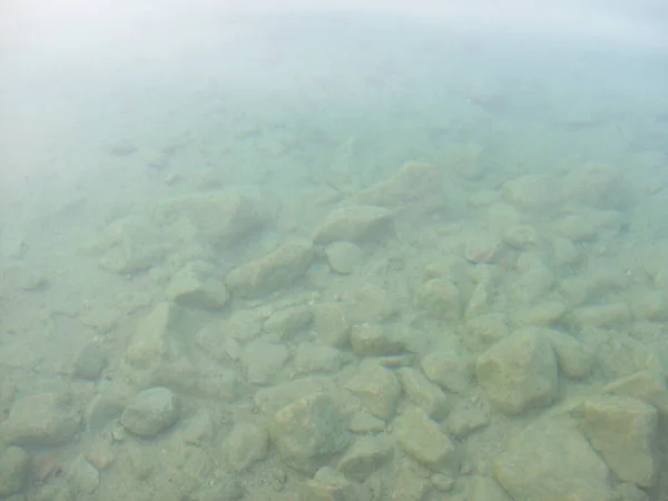 田舎の泥だらけの湖の上からの石の眺め — ストック写真