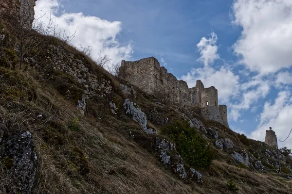 Uma Vista Baixo Ângulo Castelo Abandonado Colina Dia Sombrio — Fotografia de Stock