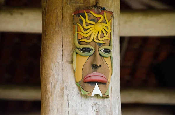 Een Close Shot Van Een Afrikaans Masker Een Houten Kolom — Stockfoto