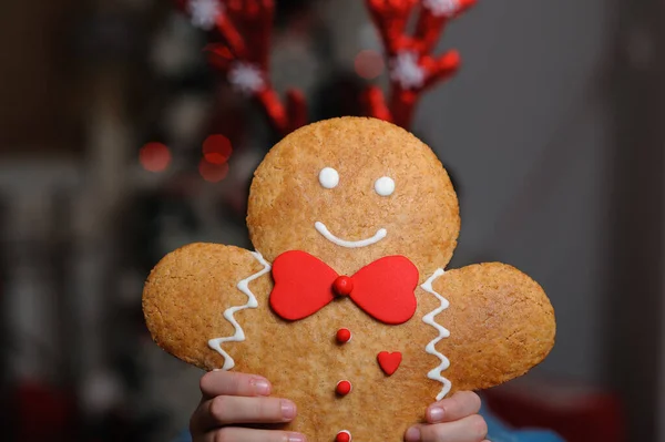 Closeup Shot Gingerbread Cookie Christmas Decorations Blurred Background — Stock Photo, Image