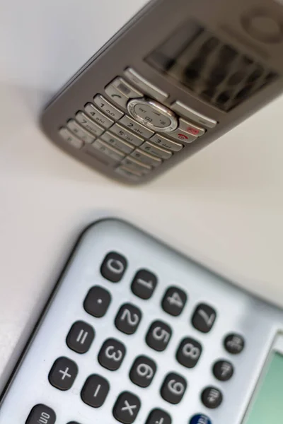Close Vertical Uma Calculadora Telefone — Fotografia de Stock