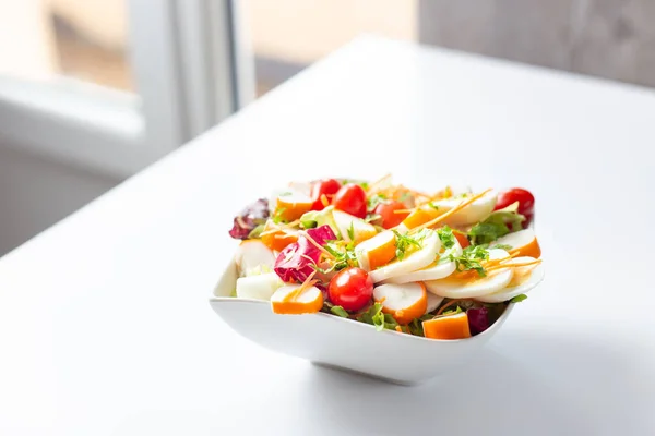 Een Close Van Heerlijke Vers Gemaakte Oceane Salade Een Kom — Stockfoto