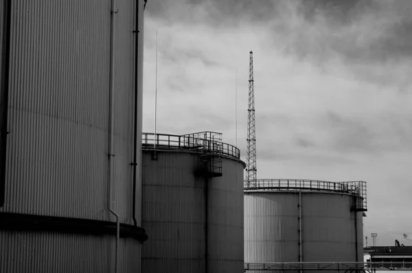 Dramatische Graustufen Eines Industriegeländes Unter Freiem Himmel Mit Schwerem Gerät — Stockfoto