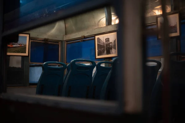 Интерьер Старого Винтажного Автобуса Фотографиями Стенах — стоковое фото