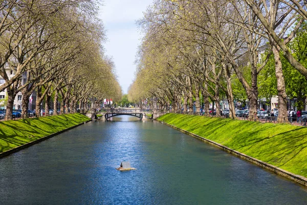 Almanya Nın Düsseldorf Kentindeki Konigsallee Kentsel Bulvarındaki Kanal — Stok fotoğraf