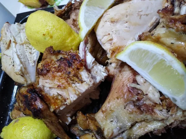 Ein Kopfschuss Eines Gerichts Mit Gut Gekochten Hühnerfleischscheiben Und Zitrone — Stockfoto