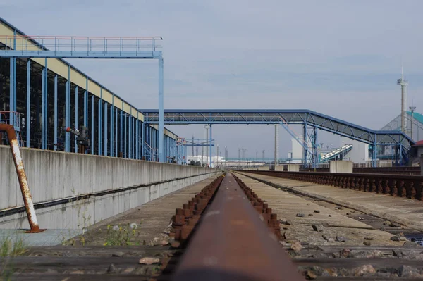 Een Openlucht Industrieterrein Met Zware Uitrusting Faciliteiten — Stockfoto