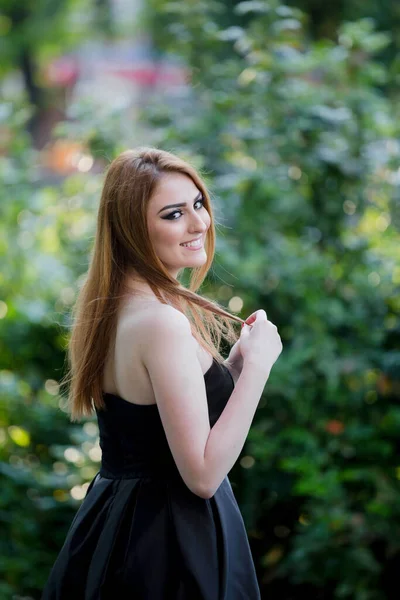 Una Giovane Donna Attraente Abito Nero Posa Nel Parco Verde — Foto Stock