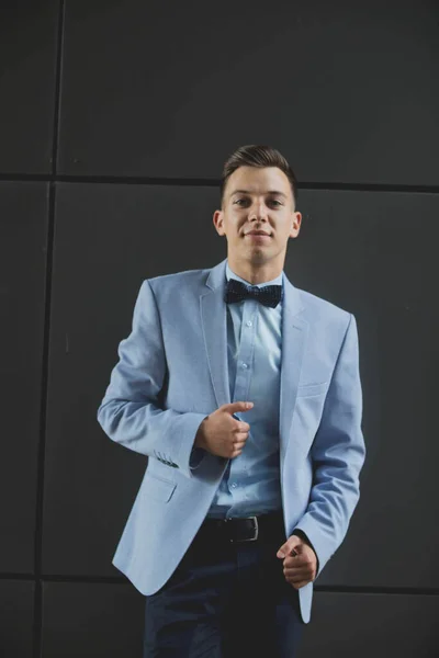Homem Elegante Bonito Jovem Terno Azul Arco Posando — Fotografia de Stock