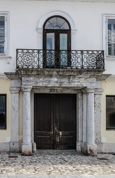 Colpo Verticale Antico Ingresso Edificio Con Una Porta Legno — Foto Stock