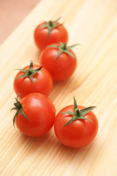 Vertical Shot Resh Tomatoes Wooden Board — Stock Photo, Image