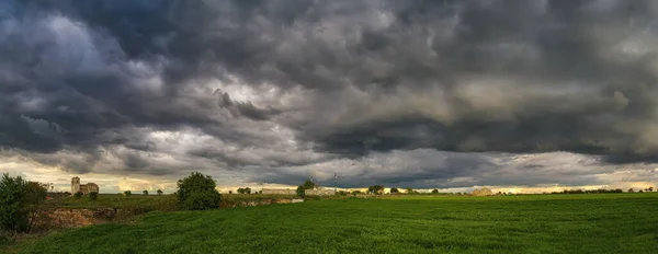 Ett Landskap Grön Äng Den Molniga Himlen — Stockfoto