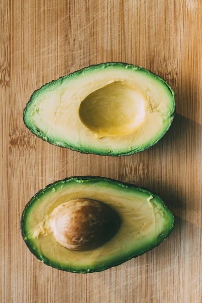 Nahaufnahme Der Halbierten Avocado Auf Hölzernem Hintergrund Avocado Fertig Zum — Stockfoto