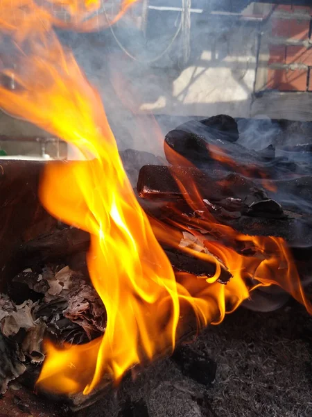 Colpo Verticale Fuoco Fumo Dalla Legna Bruciata Falò — Foto Stock