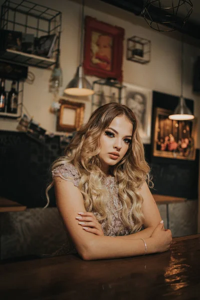 Una Foto Vertical Una Mujer Rubia Posando Café —  Fotos de Stock