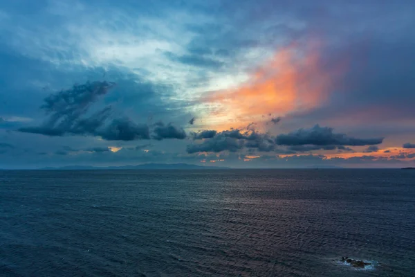 Een Betoverende Opname Van Zonsondergang Hemel Boven Zee — Stockfoto
