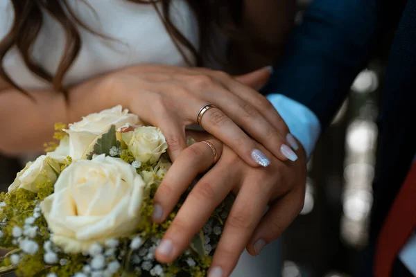 Mãos Uma Noiva Irreconhecível Buquê Flores Nupciais Usando Anel Casamento — Fotografia de Stock