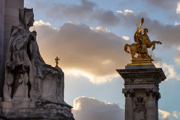 Ein Schöner Blick Auf Die Skulpturen Der Pont Alexandre Iii — Stockfoto