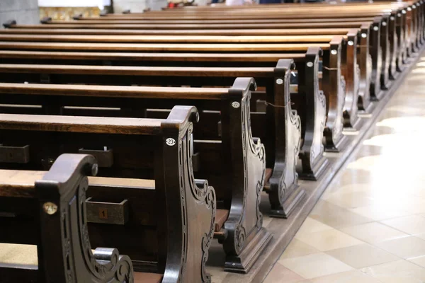 Une Ligne Bancs Bois Dans Église — Photo