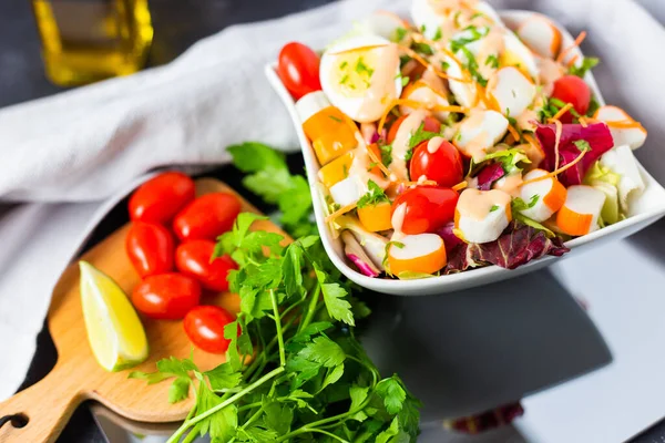 Een Close Van Heerlijke Vers Gemaakte Oceane Salade Een Kom — Stockfoto