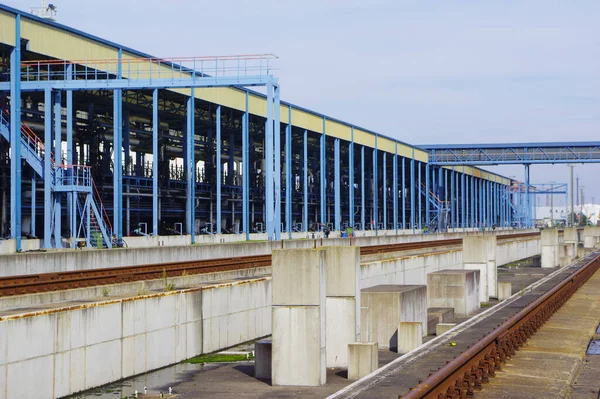 Een Openlucht Industrieterrein Met Zware Uitrusting Faciliteiten — Stockfoto