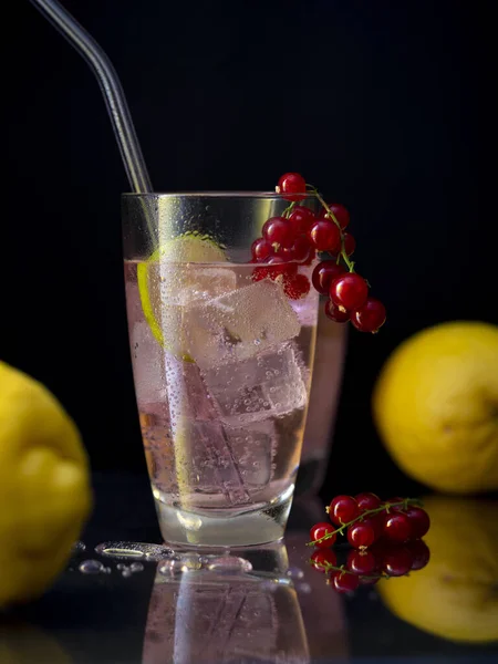 Soft Focus Bicchiere Cocktail Freddo Con Ribes Rosso Limoni Gialli — Foto Stock