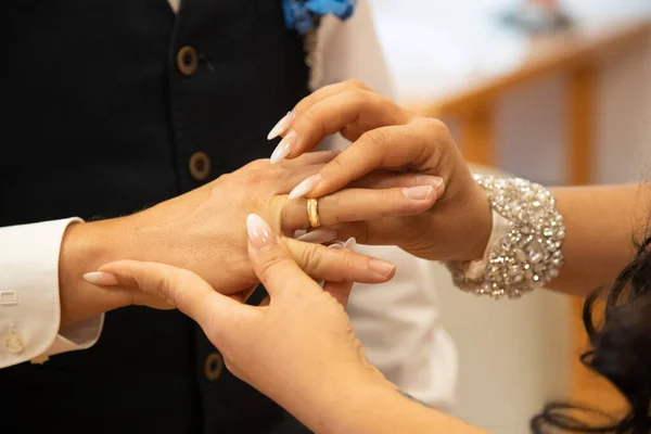 Een Onherkenbare Bruid Die Een Gouden Ring Wijsvinger Van Bruidegom — Stockfoto