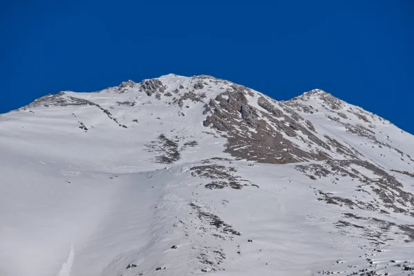 Una Bella Vista Della Montagna Coperta Neve Una Giornata Cielo — Foto Stock