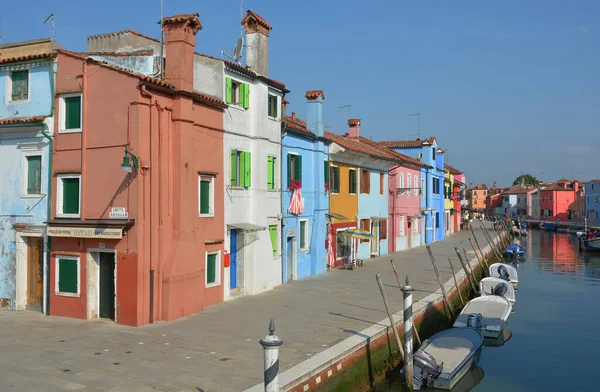 Burano Venice Italië Jun 2019 Een Rij Kleurrijke Huizen Winkels — Stockfoto