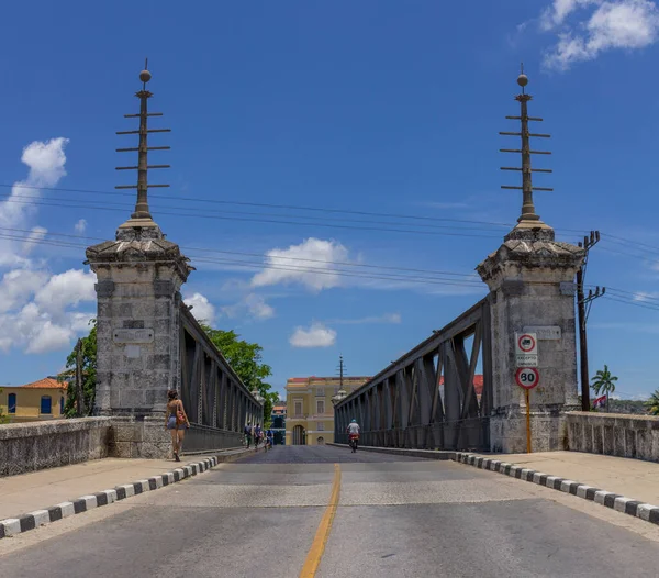 青い空の下 キューバの有名なプエンテ ティレン マタンサス橋の景色 — ストック写真