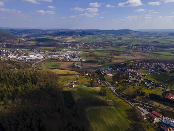 Pohled Ptačí Perspektivy Venkovské Město Zelených Polích Rybníky Obklopenými Hustými — Stock fotografie