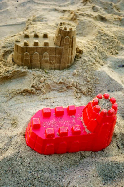 Tiro Vertical Castelo Arenoso Com Brinquedo Vermelho Uma Praia — Fotografia de Stock